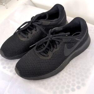 NIKE Tanjun all Black sneakers Women's size 7.5
